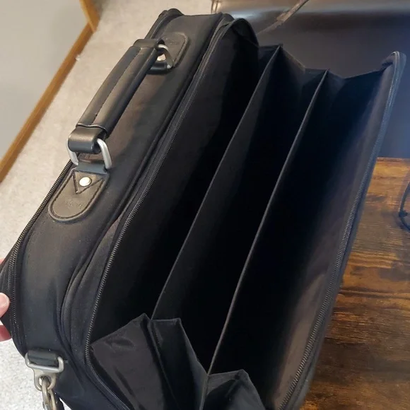 Like New Targus Laptop Messenger Bag, Black - Picture 10 of 11